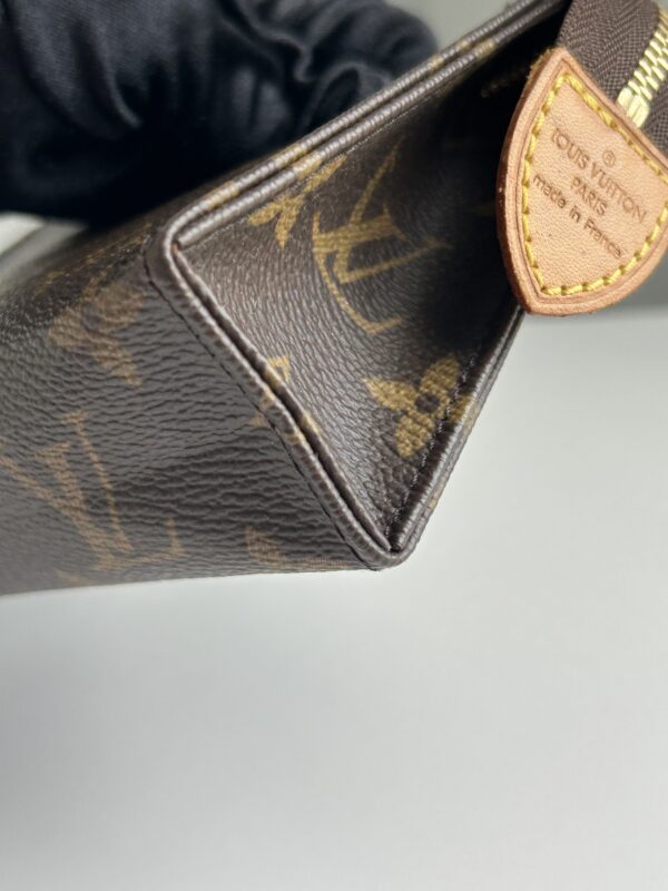 Louis Vuitton Toiletry 15 Pouch Monogram - Image 4