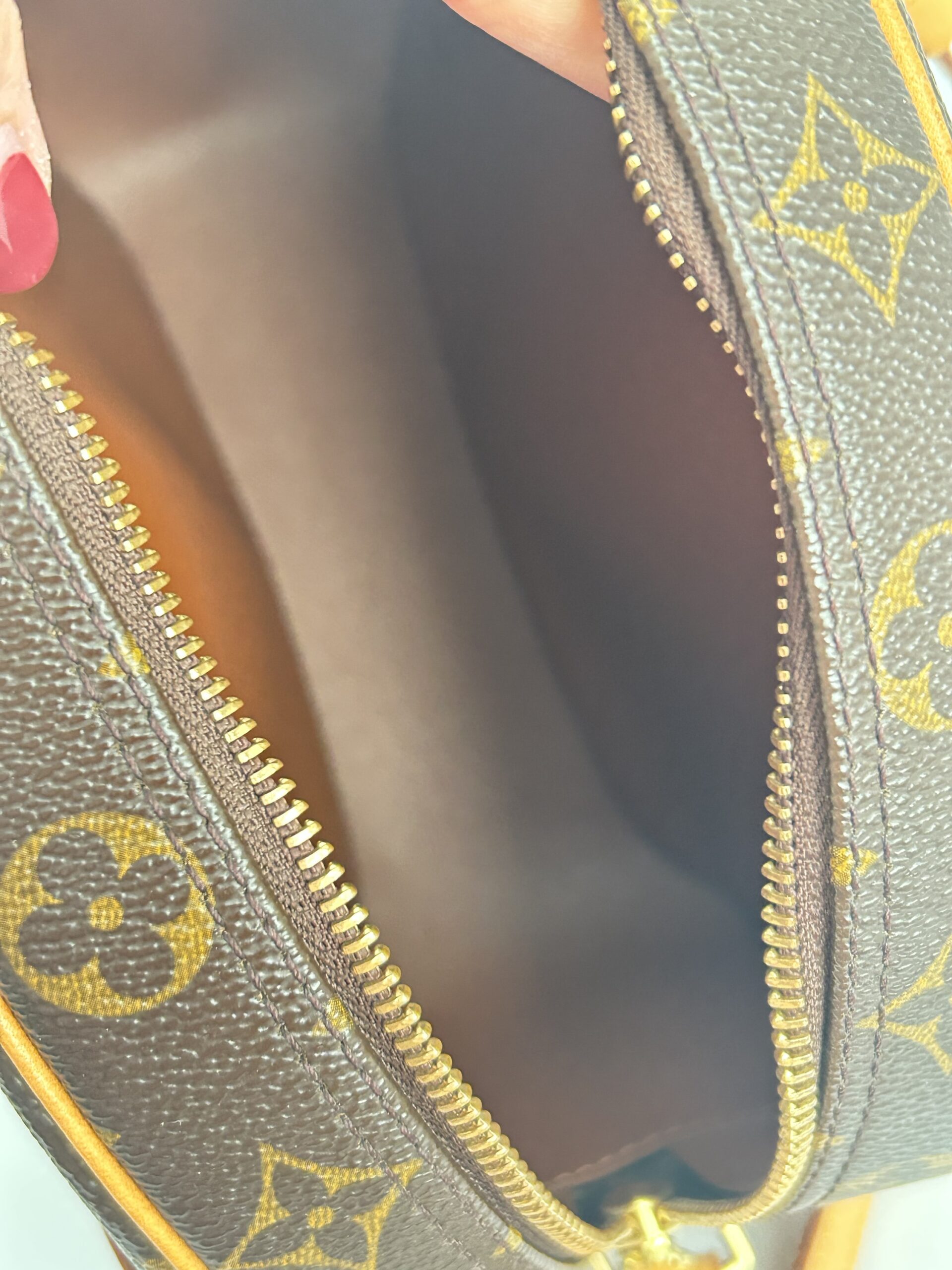 Louis Vuitton Blois Monogram - Image 5